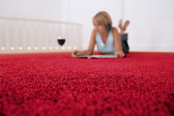kobieta na dywanie
