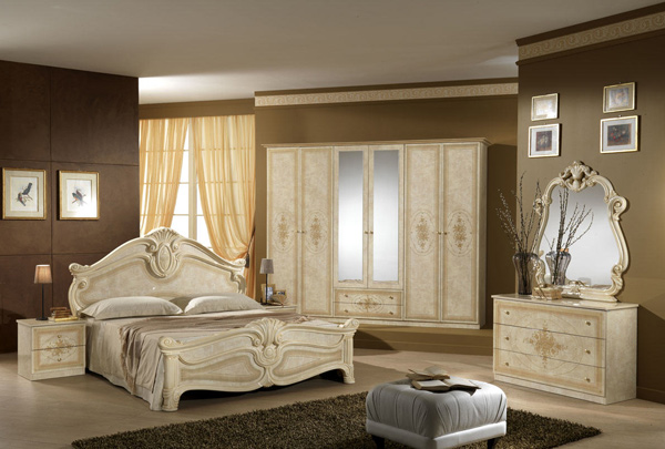 sypialnia z kremowymi meblami i brązowymi ścianiami