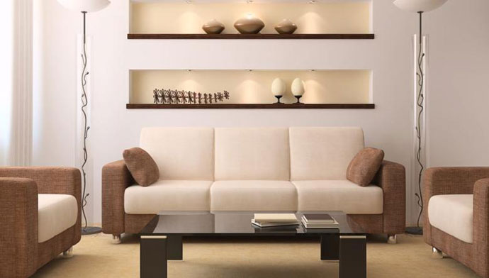 beżowe ściany i kremowa kanapa w salonie